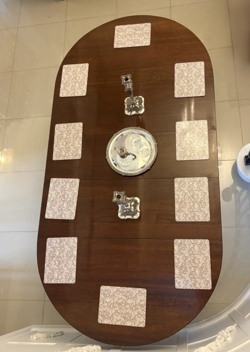 Antique Quality Victorian 10 Seater Figured Mahogany Extending Dining Table with Carved Claw and Ball Legs - Image 3